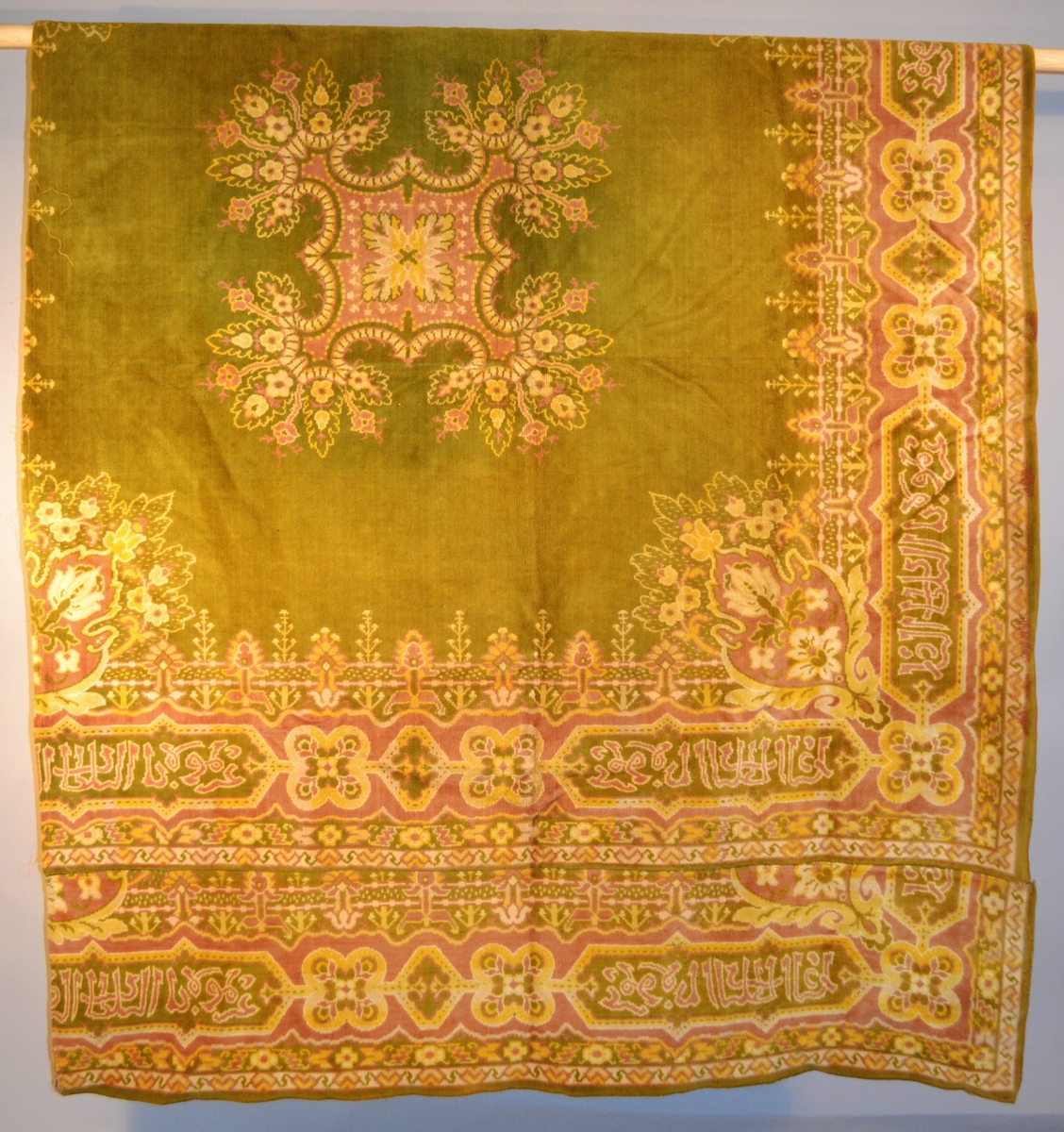 Arabisk mønster. Teppe er fra ca. 1900. Teppet har blitt delt opp, og blitt brukt som divanteppe. Ene side sydd med maskinsting.