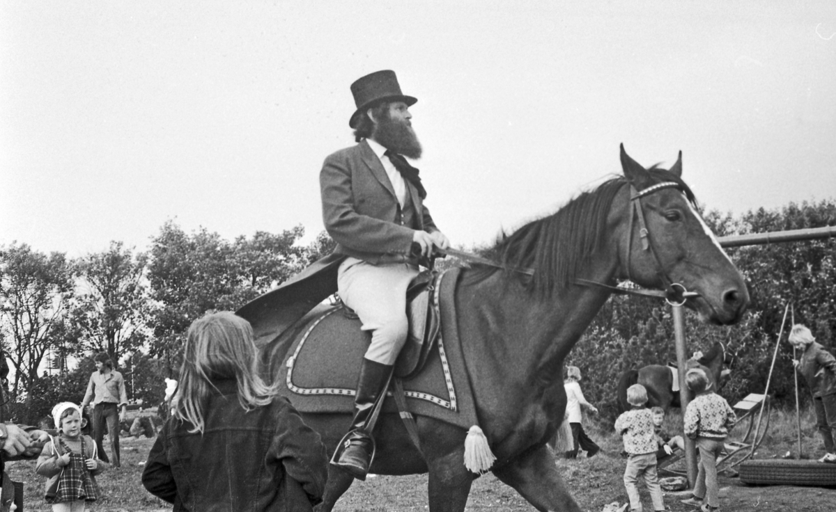 Riding på Hestmyr. 5/10-1972.