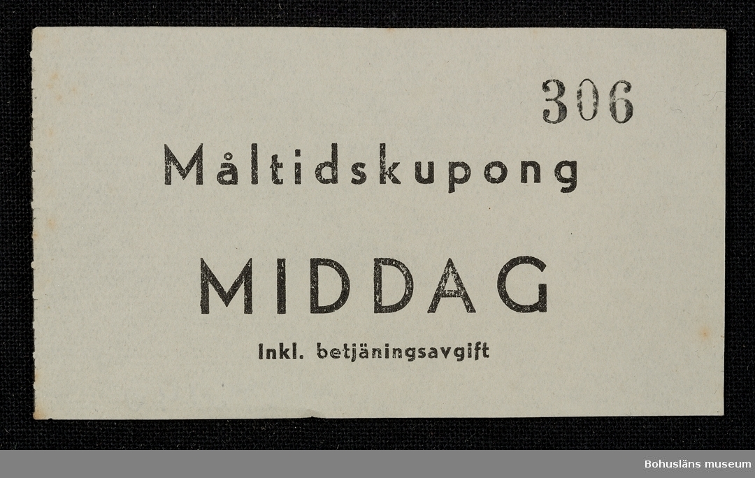 Vit kupong av papper använd ombord på Ångbåts AB Bohuslänska Kusten med texten:
Måltidskupong
MIDDAG
inkl. betjäningsavgift