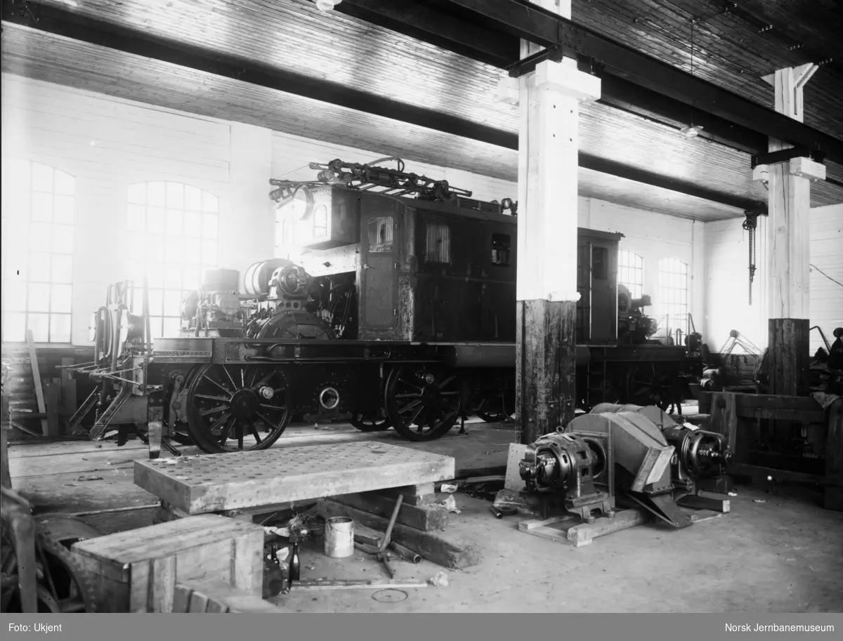 Elektriske lokomotiver type El 1 under bygging på Thune's mek. Værksted