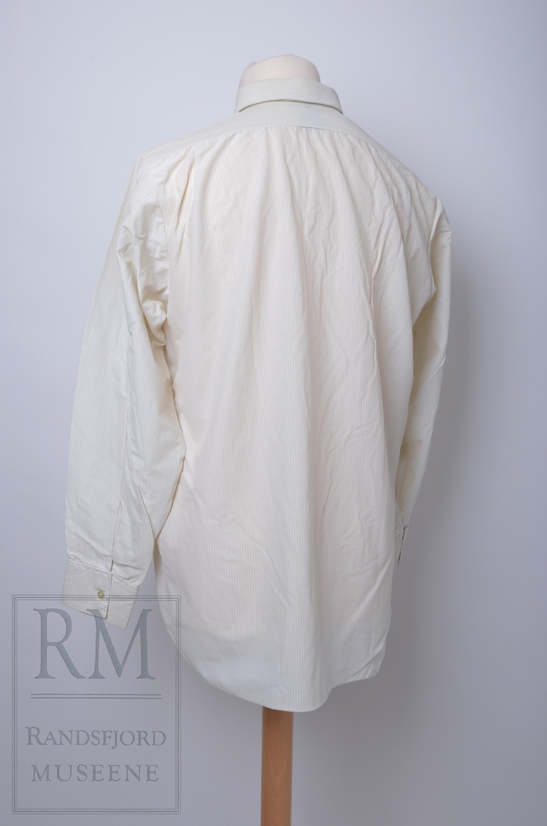 Form: Typisk herreskjorte fra 1970-tallet, avstivet krage og mansjetter, dobbelt tøylag over skuldrene.
