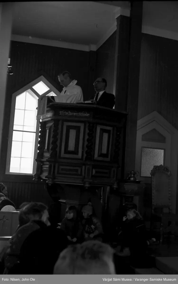 Gudstjeneste i Nesseby kirke. Sokneprest Erik Schytte Blix og kirketolk Henrik Roska på prekestolen. 1967.
