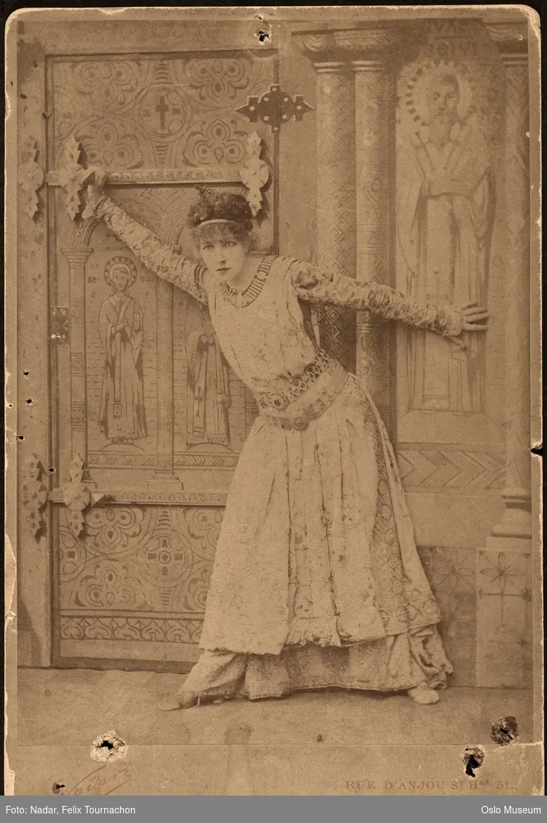 portrett, kvinne, skuespillerinne, rollebilde, tittelrollen i "Theodora", stående helfigur, kostyme