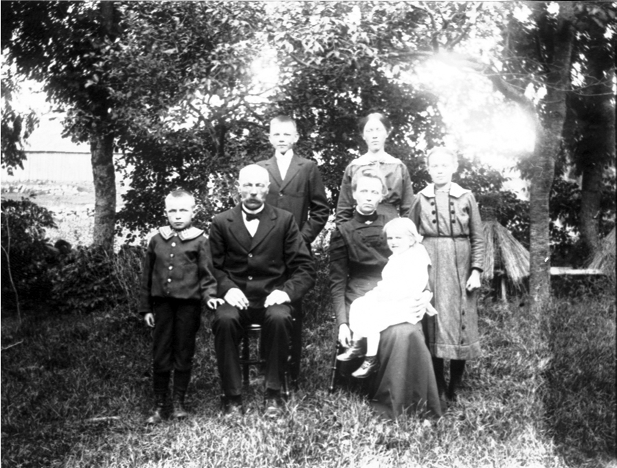 Familjen Johansson, St. Skattegården, Tiarp. Sven, bonde och kyrkvärd avled 1936. Hilda, 1875-ca 1970. Edla, gift Andersson, Krusagården Tiarp ca 1897-1930. Artur, 1899-ca1975. Efterträdde fadern som kyrkvärd. Valborg, 1903-1993, gift Blomgren L. Skattegården Tiarp. Allan, 1906-ca 1988, övertog föräldragården. Gunborg, född 1912 gift Svensson, Stenstorp sedan Falköping.