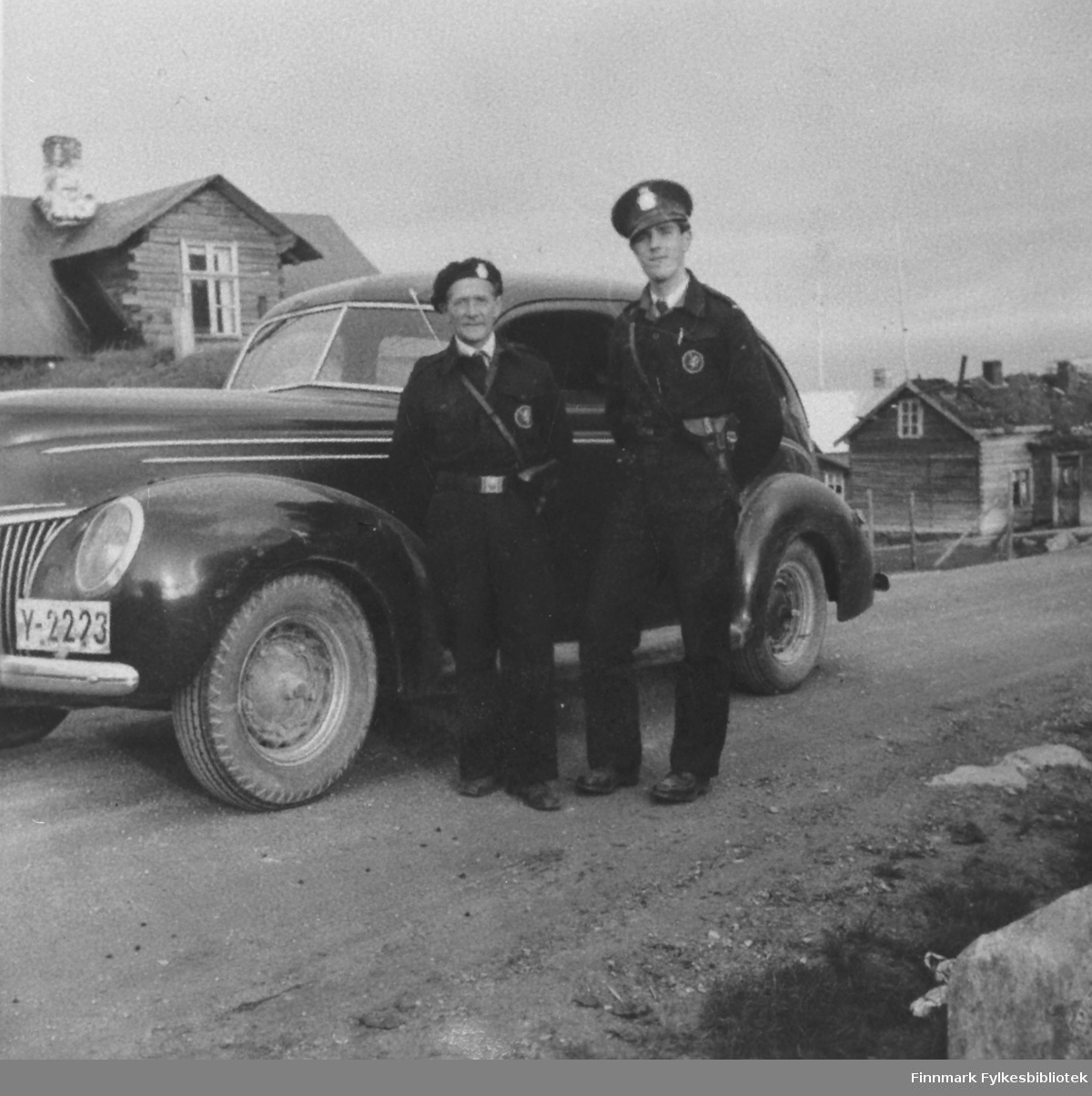 To menn ved siden av en Ford V8 de luxe årsmodell 1939. Hjulkapslene er tatt av. Til venstre Trygve Eriksen. Bildet er tatt i Sandseng før krigen.