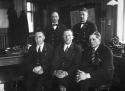Elverum stasjon - gruppebilde av fem menn på stasjonskontore