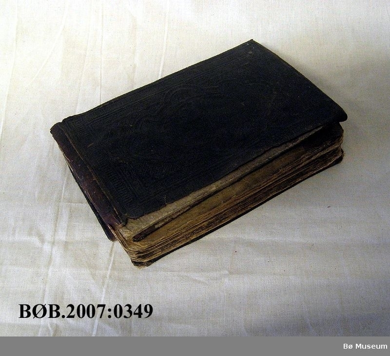 Bibel med skinninnbinding og gotisk skrift.