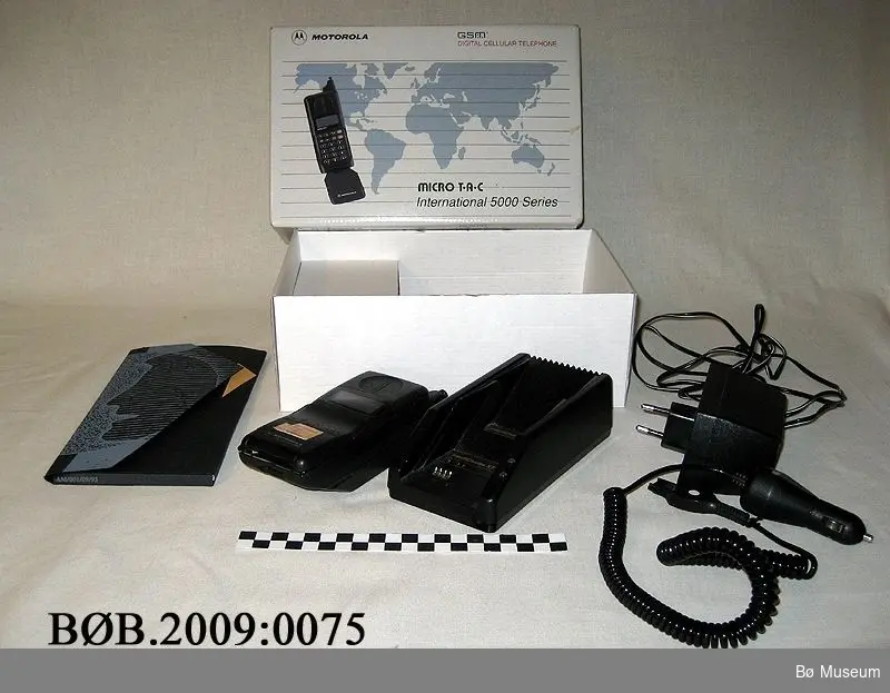 Mobiltelefon i originalask, med ladar for nett og bil, instruksjonsbok og ekstra batteri
