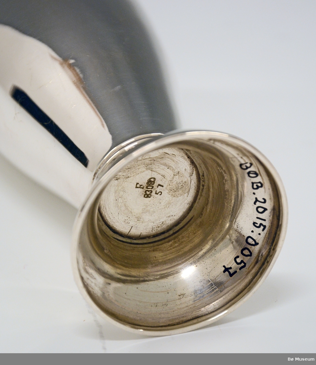Sølvpokal uten innskrift.
Stempel: 830 S (merke: F)