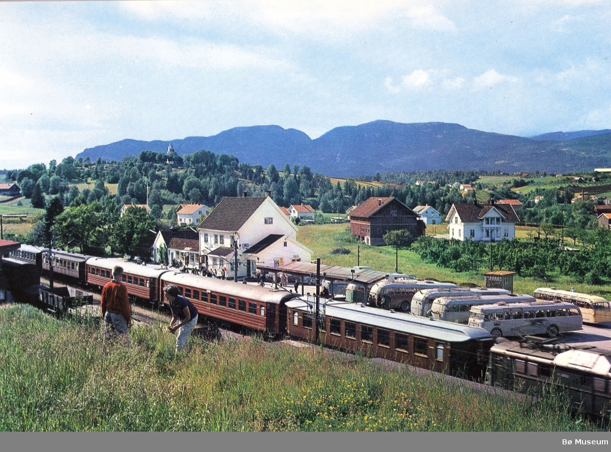 Prospektkort jernbanestasjonen, fargelagt
Bø i Telemark