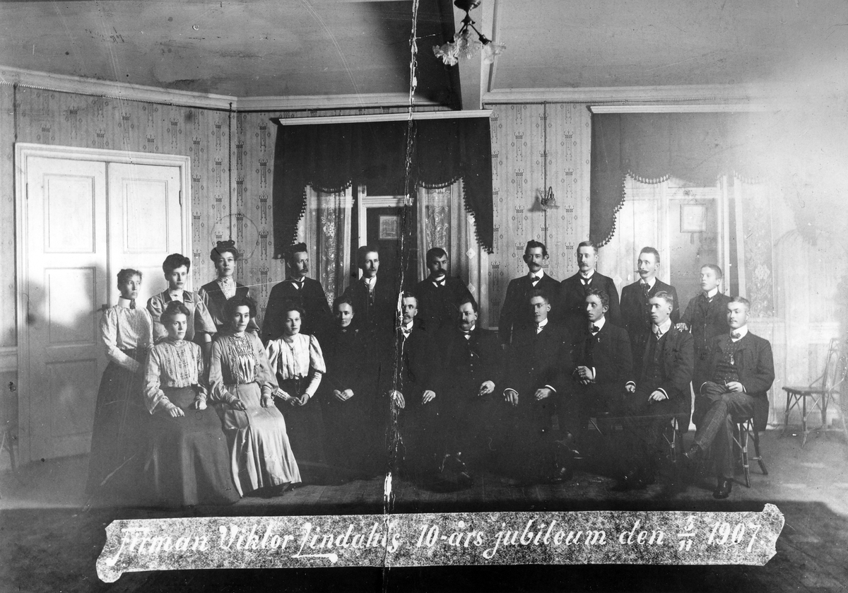 Viktor Lindahls Herrskrädderi. Lindahls 10-årsjubeleum den 5 november 1907. Viktor Lindahl nummer 5 sittande från höger.