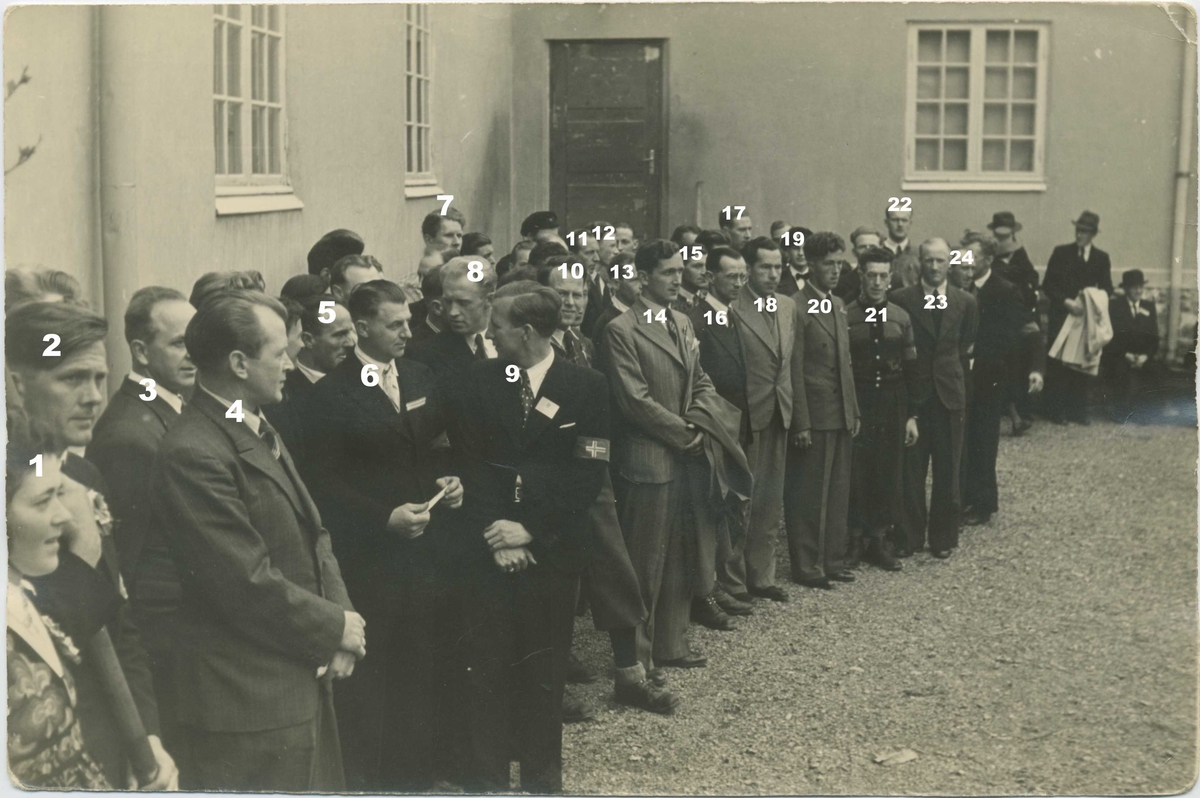17. mai-komiteen og Hjemmestyrkene på Løkken ved Festiviteten i 1945.
