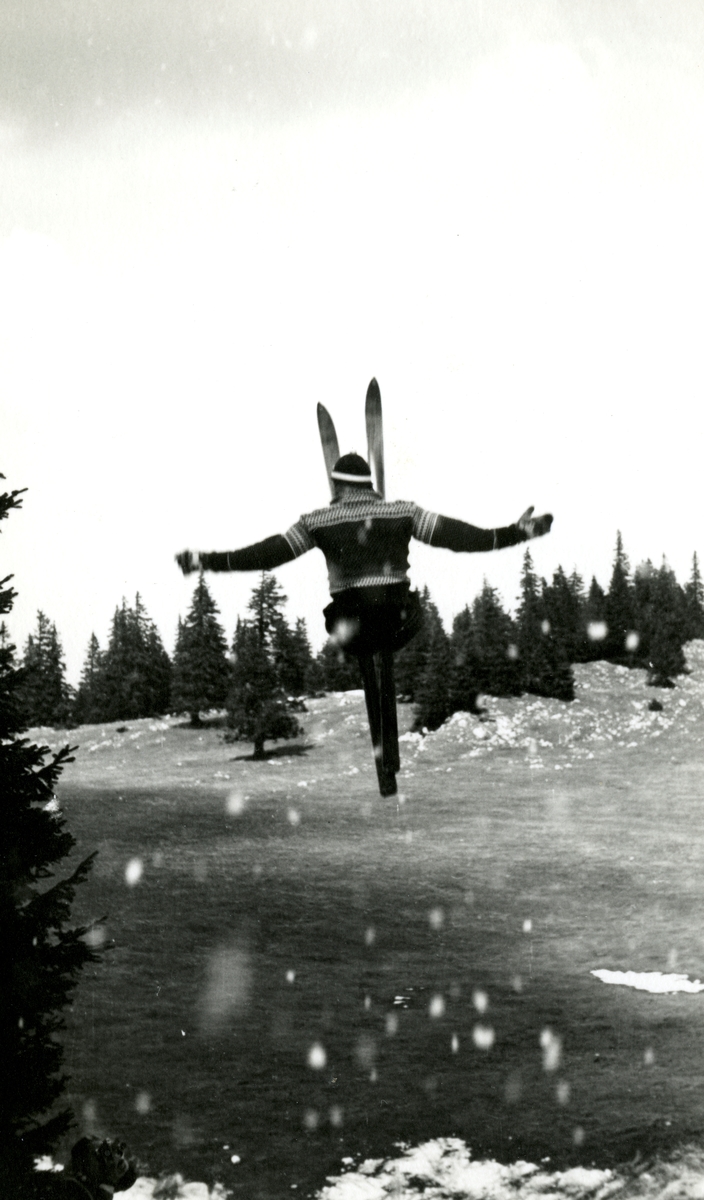 Athlete Birger Ruud in a salto
