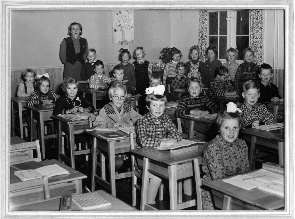 Klasse 1B Fagertun skole høsten 1955-56.