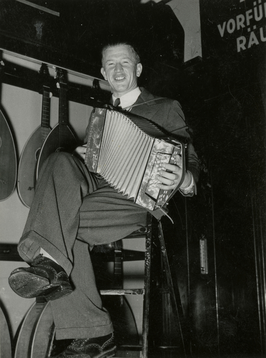 Athlete Birger Ruud with accordion in Berlin