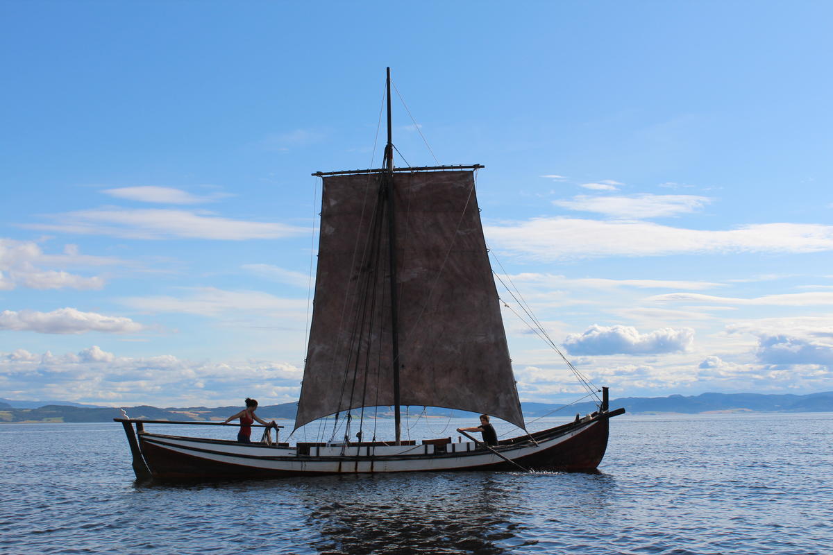 Åfjordsbåt. Læstabåt, 32-38 ft. This one is sqare rigged with a main sail and a topsail. (The topsail is not in use in the picture, but you can see the high mast). (Foto/Photo)