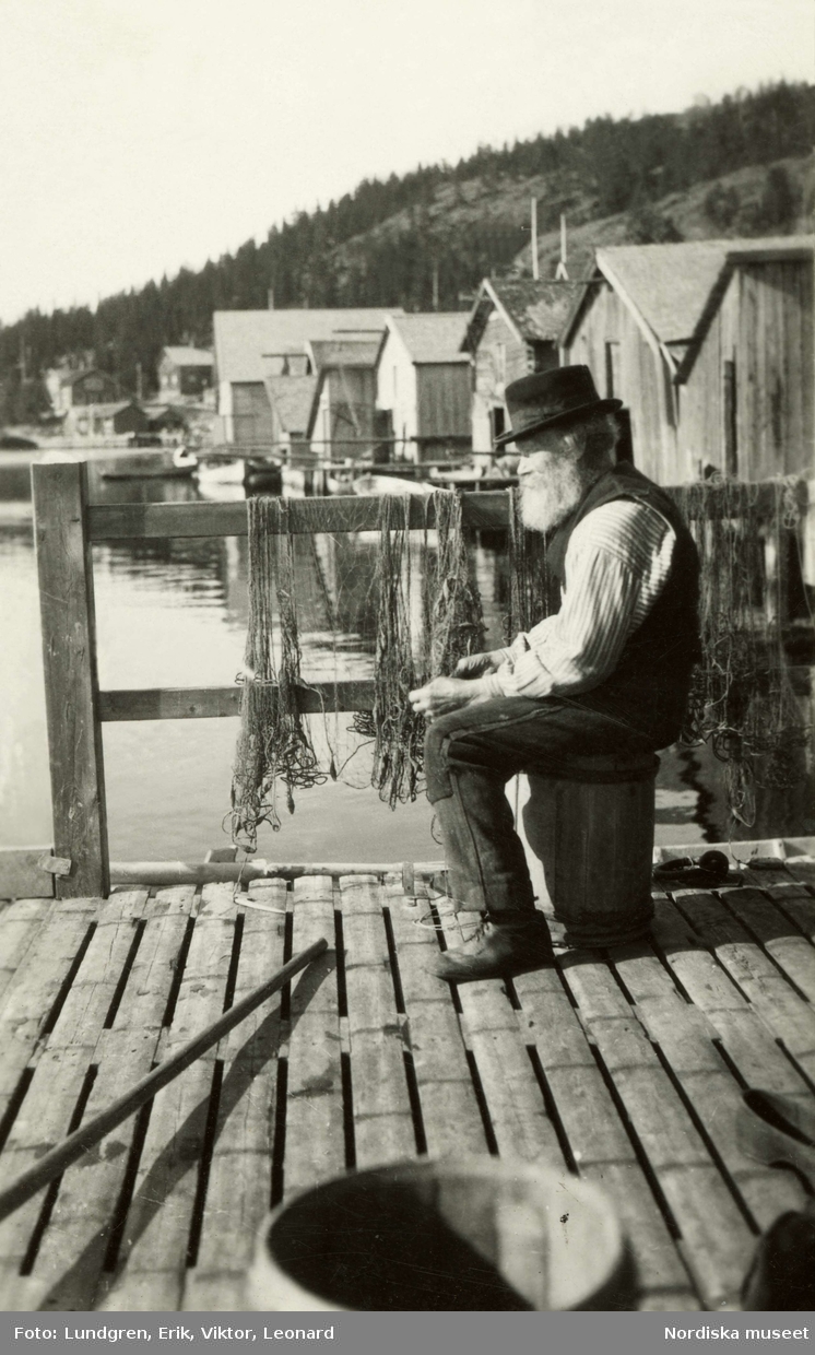En gammal man sitter och lagar nät, Ulvön i Västernorrland