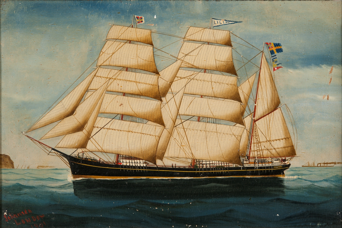Babord sida, under segel. 3-m barken för lotsgös, namnvimpel och unionsflagga. 6 mans besättning.
Stävornament.
