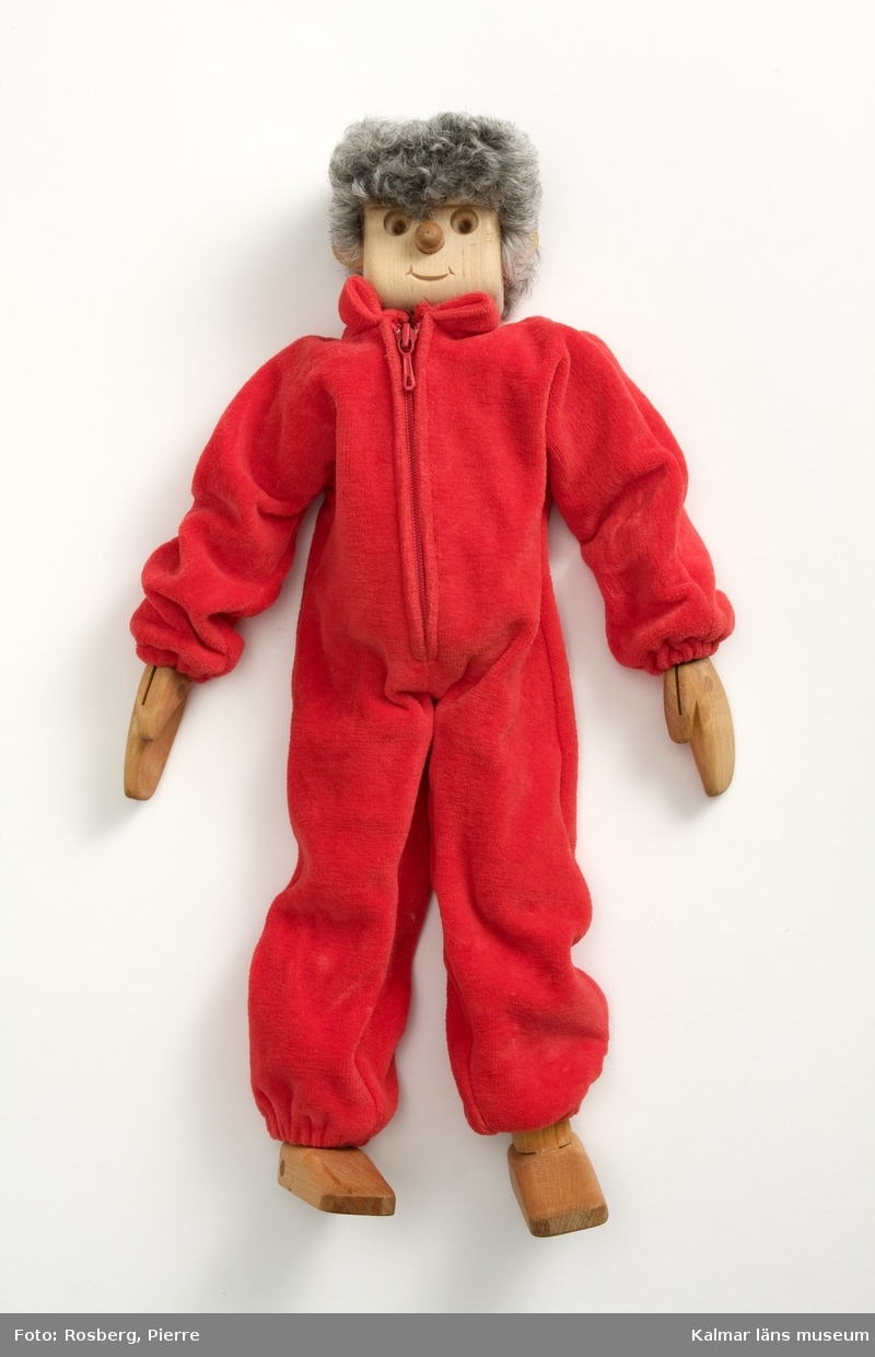 KLM 44153:5. Docka, av trä. Hår av fårskinn. Röd dress. Pedagogisk leksak.