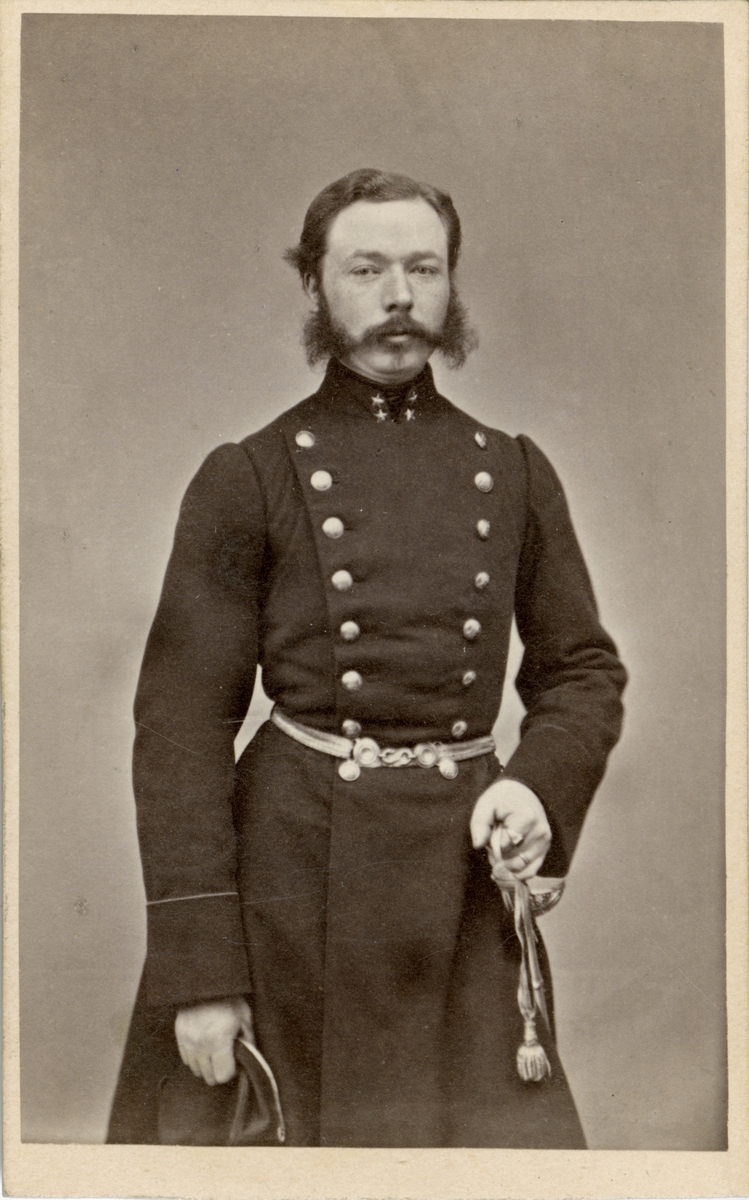 Porträtt av Carl Otto von Gedda, löjtnant vid Jönköpings regemente I 12.

Se även bild AMA.0007362 och AMA.0013866.