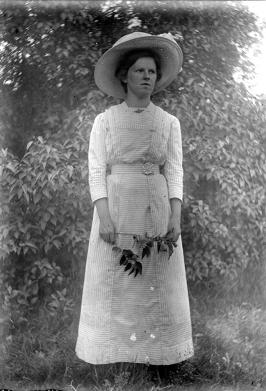 En kvinna.
Hedvig Johansson, syster till Karl.
19/6 1912.
Jämför med bild 4.