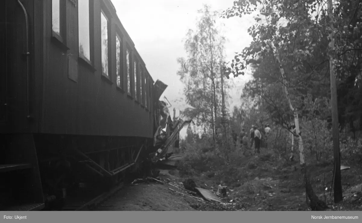 Kollisjon mellom togene 213 og 609 mellom Nittedal og Åneby 7. august 1948 - bakerste personvogn i tog 609 sett mot motorvogntoget