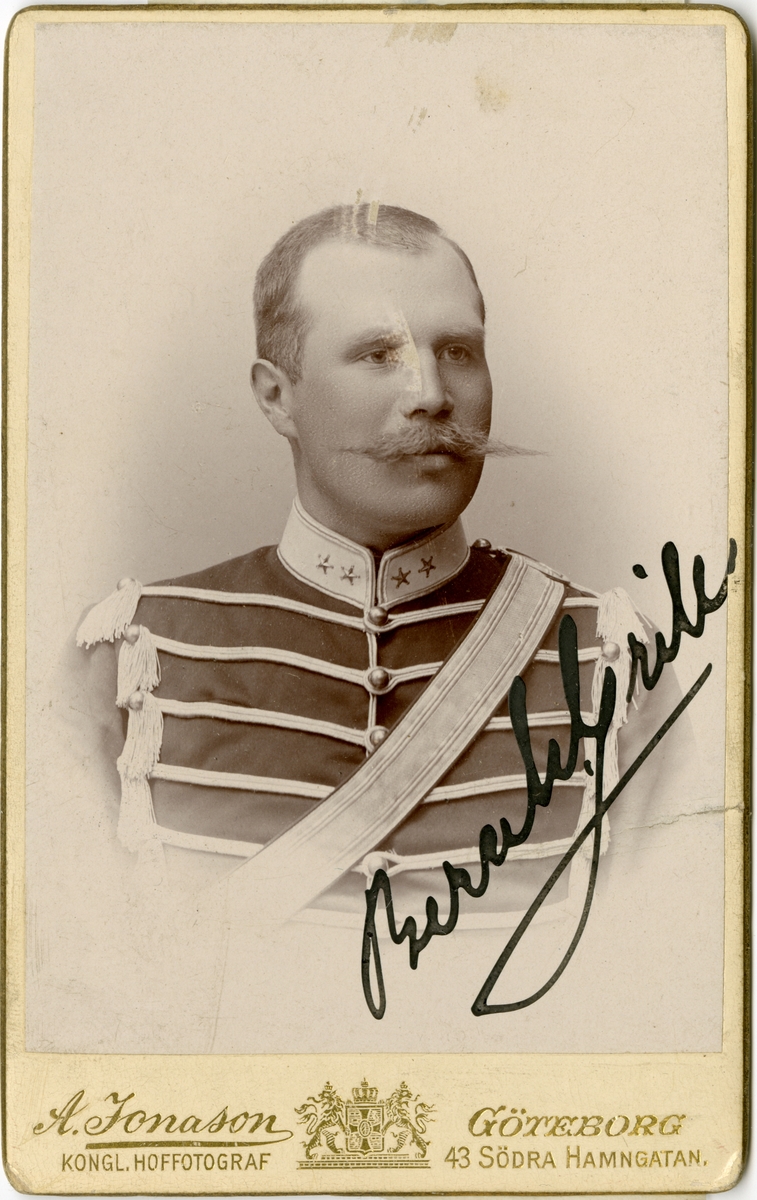 Porträtt av Andreas Elof Bernhard Grill, löjtnant vid Livregementets husarer K 3.