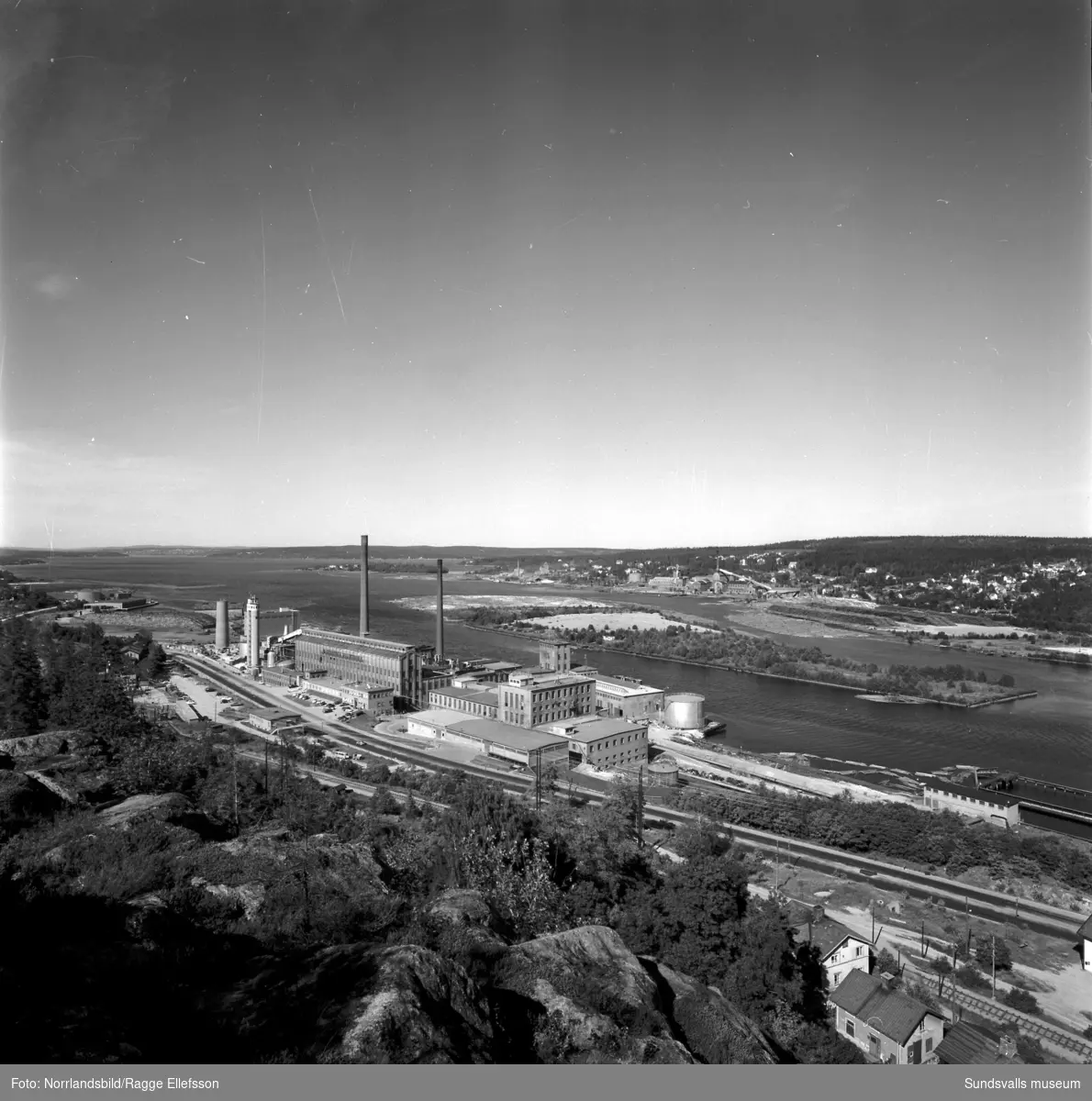 Vyer tagna från Nolbykullen över Svartviksbukten med fabrikerna i Svartvik och Essvik, Nyhamns kemiska fabrik, Sandslån och Klampenborg.