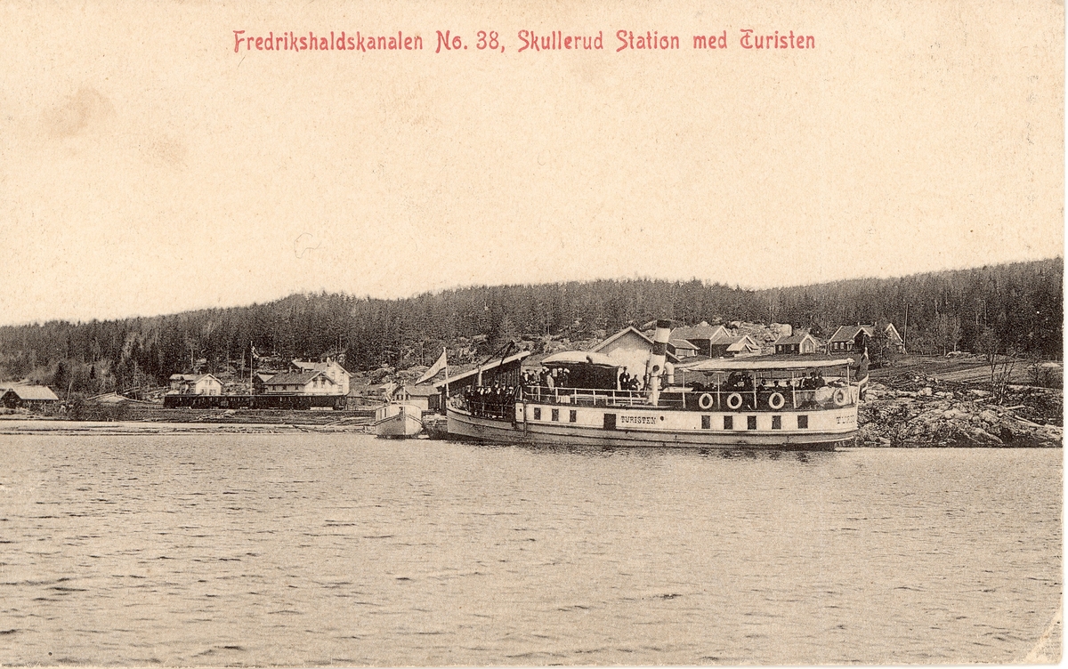 Oversiktsbilde over Skulerud stasjon og brygge med D/S Turisten og M/B Njord.
