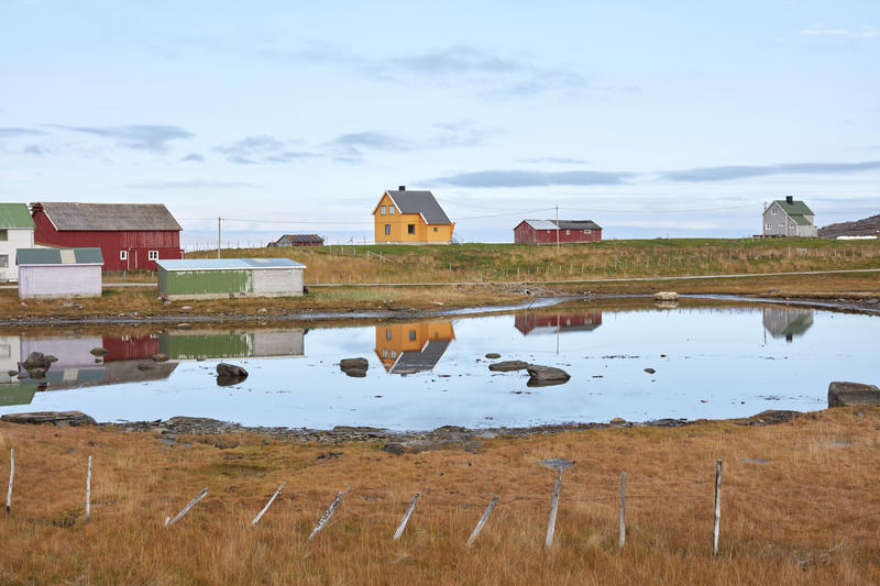 Gjenreisningshus med uthus ved lite vann i Leirpollen i Porsanger, Finnmark 2015.