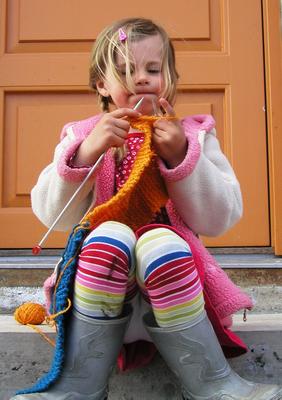 Knitting Girl. Foto/Photo