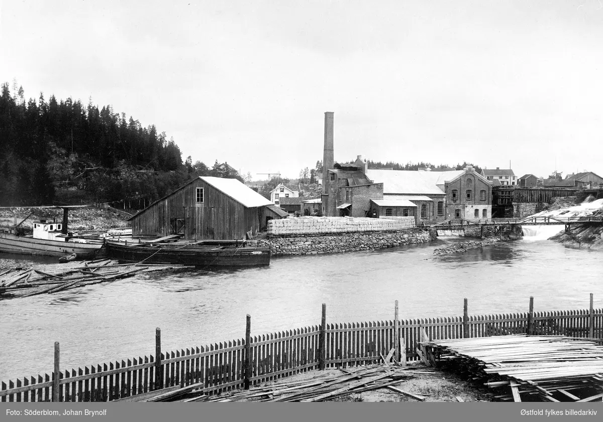 Tresliperiet på Ørje i Marker, fotografert ca. 1910. 
D/S Lommen til venstre. Høvleritomter i forgrunnen.