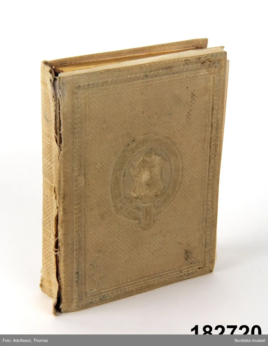 Huvudliggaren:
"Album för fotografier, litet med pärmar av pressad klot, från år 1864. G. 26/5 1930 av disponenten, fil.dr Carl Sahlin, Djursholm."