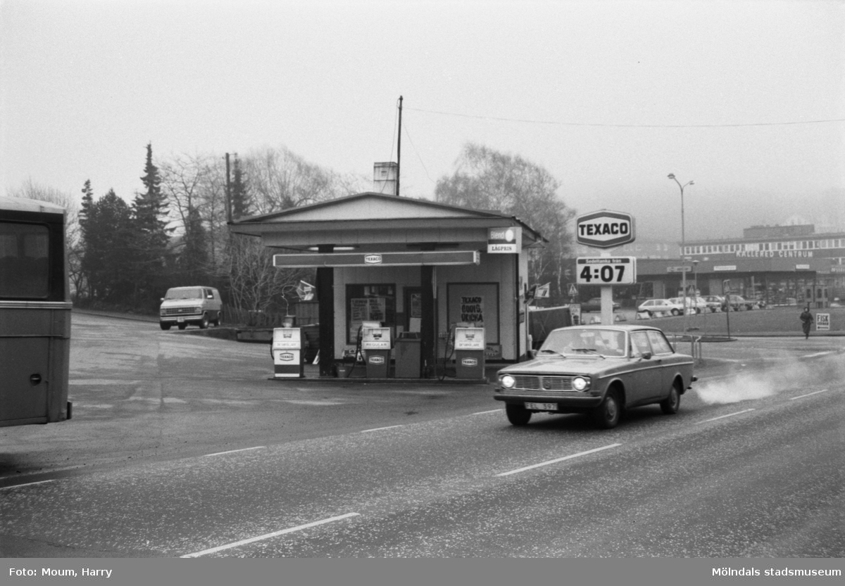 Bensinstationen Texaco i korsningen Gamla Riksvägen-Streteredsvägen i Kållered, år 1984.

För mer information om bilden se under tilläggsinformation.