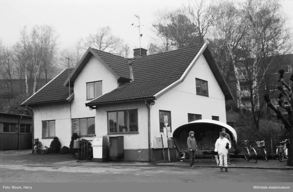 Tufte Marias hus som inrymde Kålleredsbussarnas kontor vid Gamla Riksvägen i Kållered år 1984. Huset revs senare och Bussbolaget byggde nytt i Rävekärr – nu (år 2020) Keolis kontor och garage.