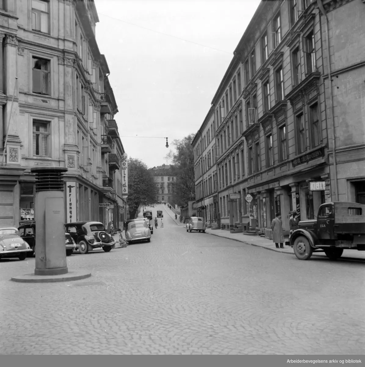 Holbergs gate, sett fra Holbergs plass. Februar 1958.