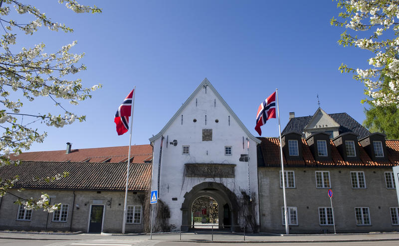 Hovedinngangen til Norsk Folkemuseum med to heiste flagg (Foto/Photo)