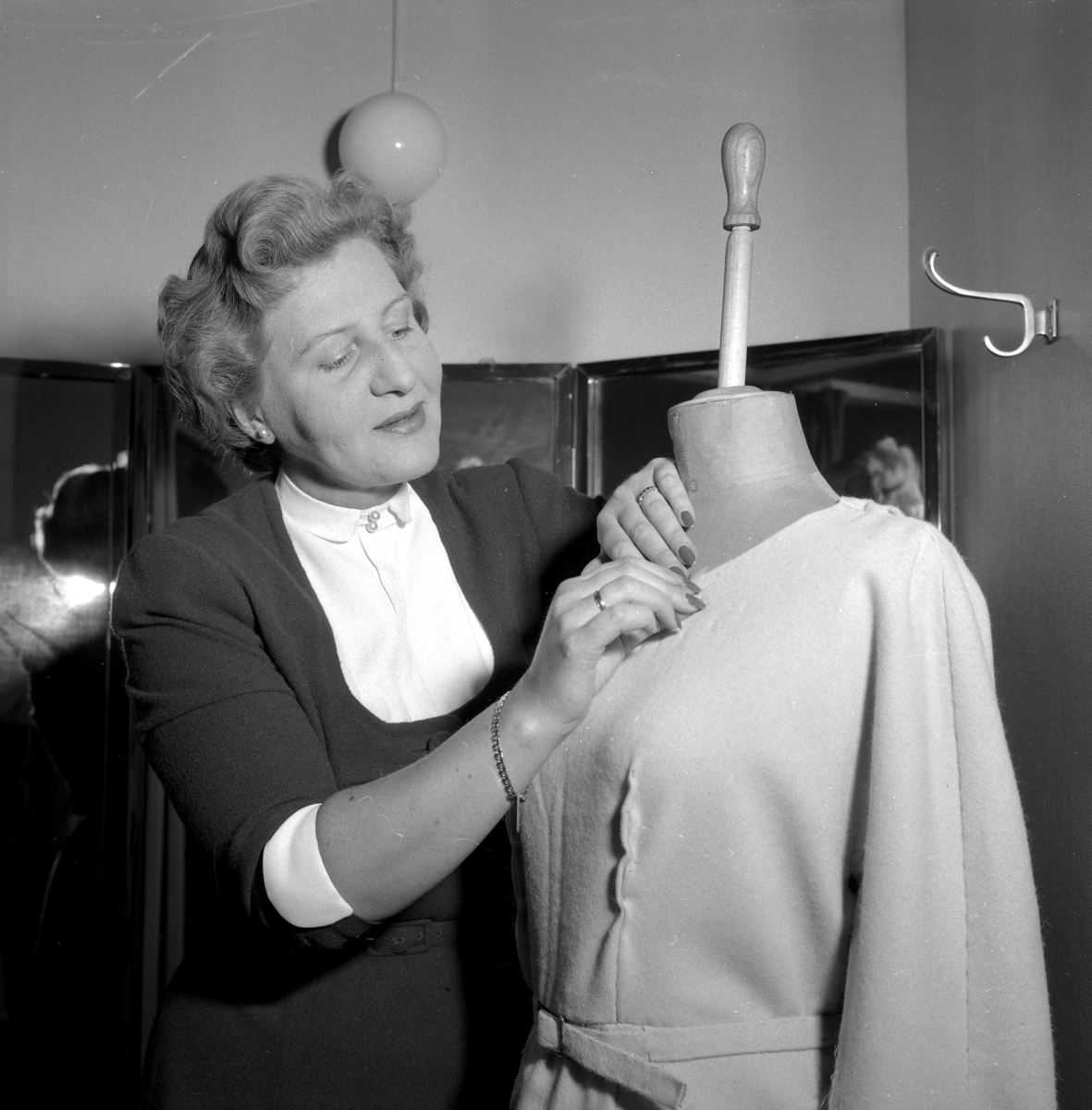 Fru Väslund, ateljé Humlen.
10 september 1955.