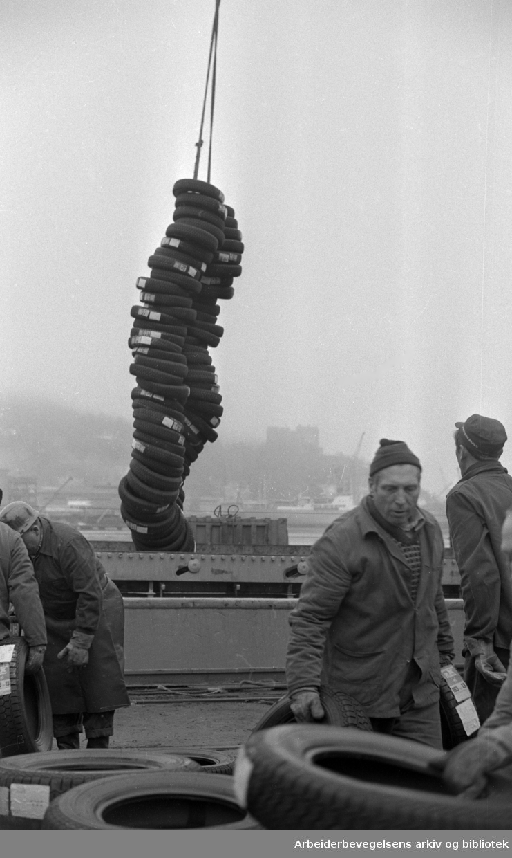 Lossing av bildekk fra tysk skip på Oslo havn. Februar 1974.