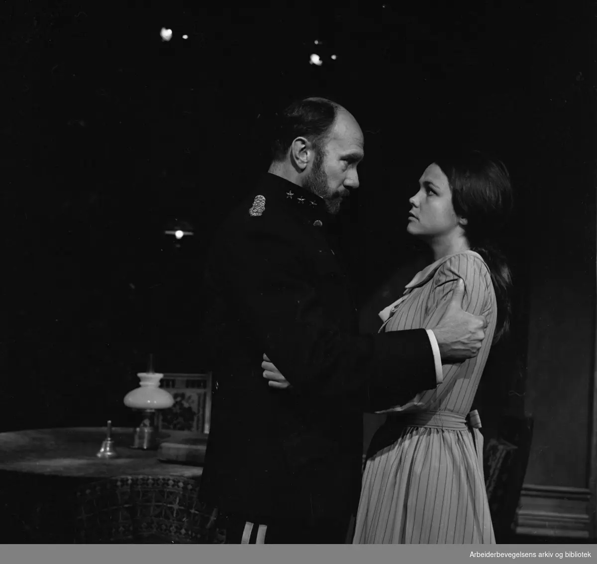 Nationaltheatret. Amfiscenen. .FADEREN av August Strindberg. Premiere: 14.09.1968..Espen Skjønberg som rittmesteren og Marit Hamdal som Bertha..Samarbeid med Fjernsynsteatret.