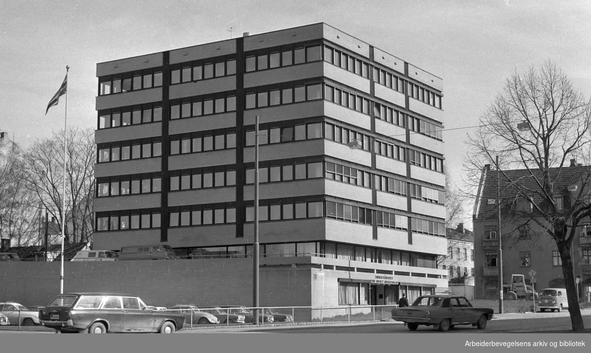 Det daværende Direktoratet for Sivilt Beredskap, beliggende på hjørnet av Sandakerveien og Marcus Thranes gate i Oslo. .Nå: Direktoratet for Samfunnssikkerhet og Beredskap (DSB) - flyttet til Tønsberg 2003..Foto 1973.