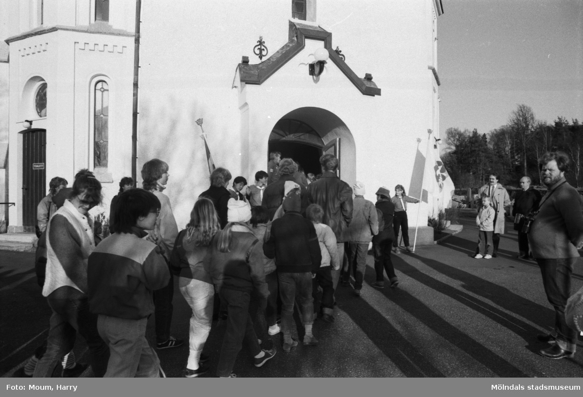 Annestorpsdalens scoutkår på väg in i Lindome kyrka den 23 april 1984.

För mer information om bilden se under tilläggsinformation.