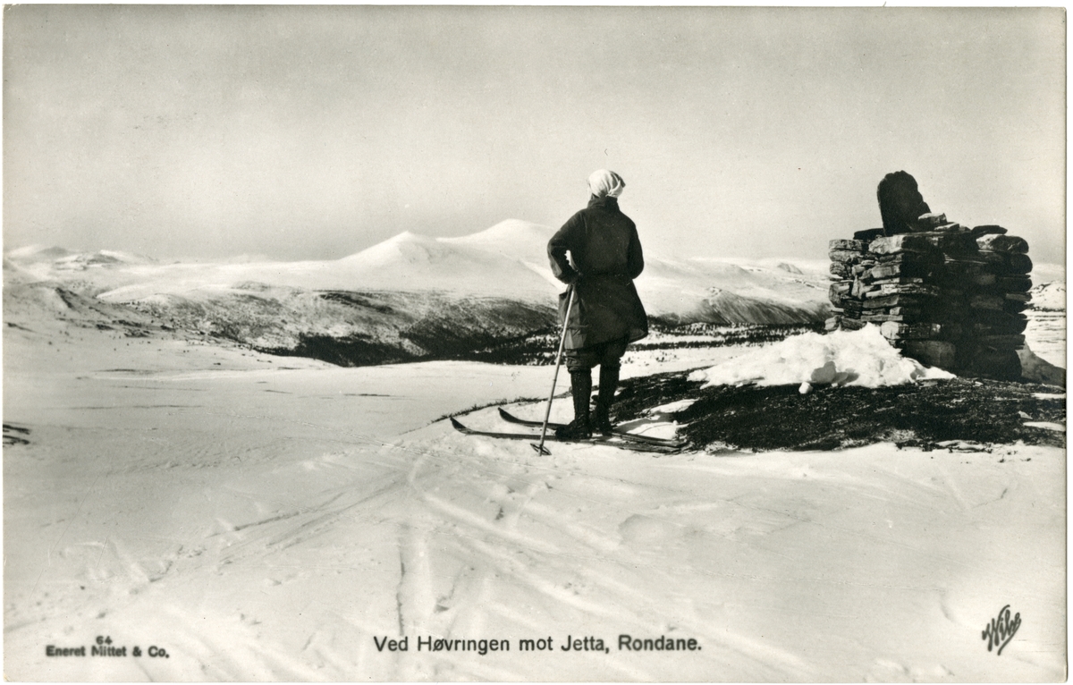 Postkort. Skiløper i vinterlandskap på fjellet ved Høvringen.