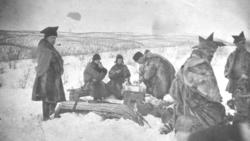 Aimjok,1916. Samer i pesk med karakteristisk samisk lue. En 