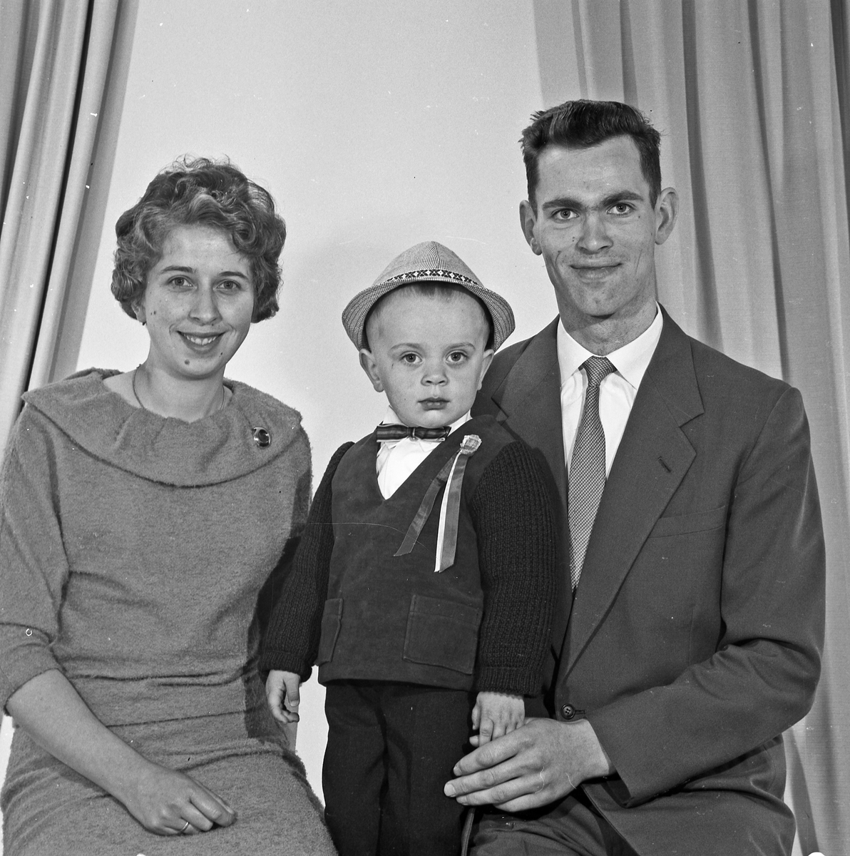 Familegruppe, mor, far og sønn - bestiller Inge Kallevik