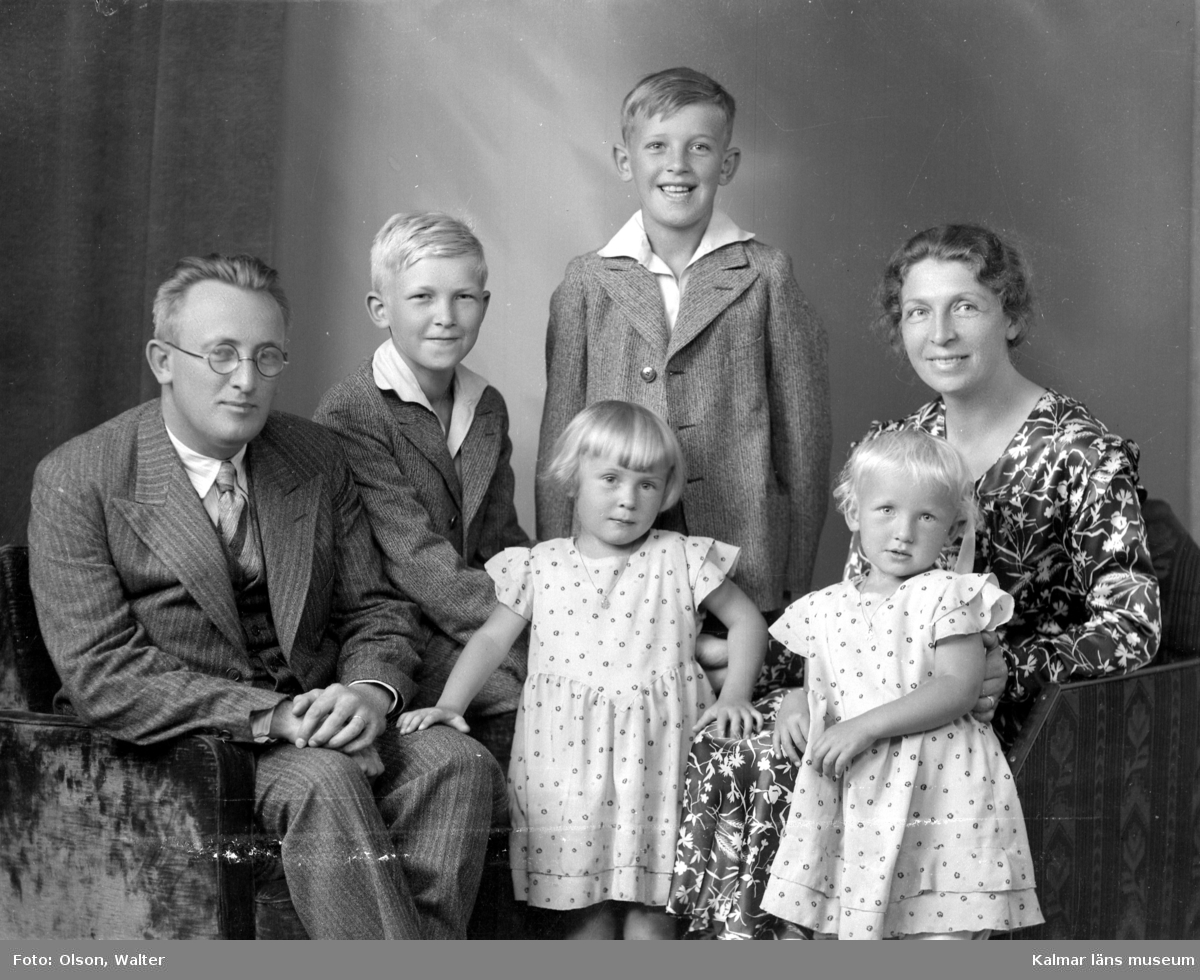 Ateljéfoto. Familj. Fotot beställt av folkskollärare Fredrik Holmer, Västra Torup.