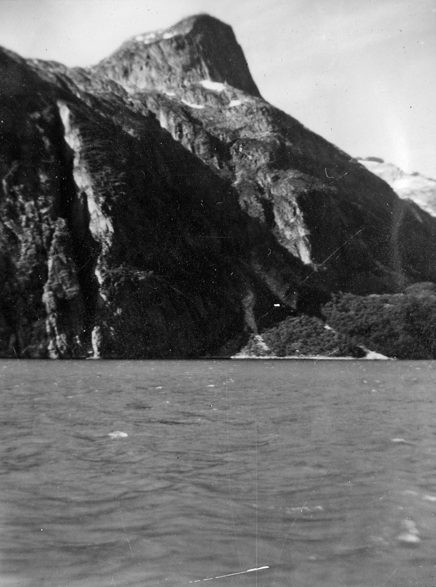 1951 - 1955. Thorleif Hoffs album 1, side 12. Album fra Thorleif Hoff som dokumenterer anleggsvirksomheten i Glomfjord på 1950-tallet