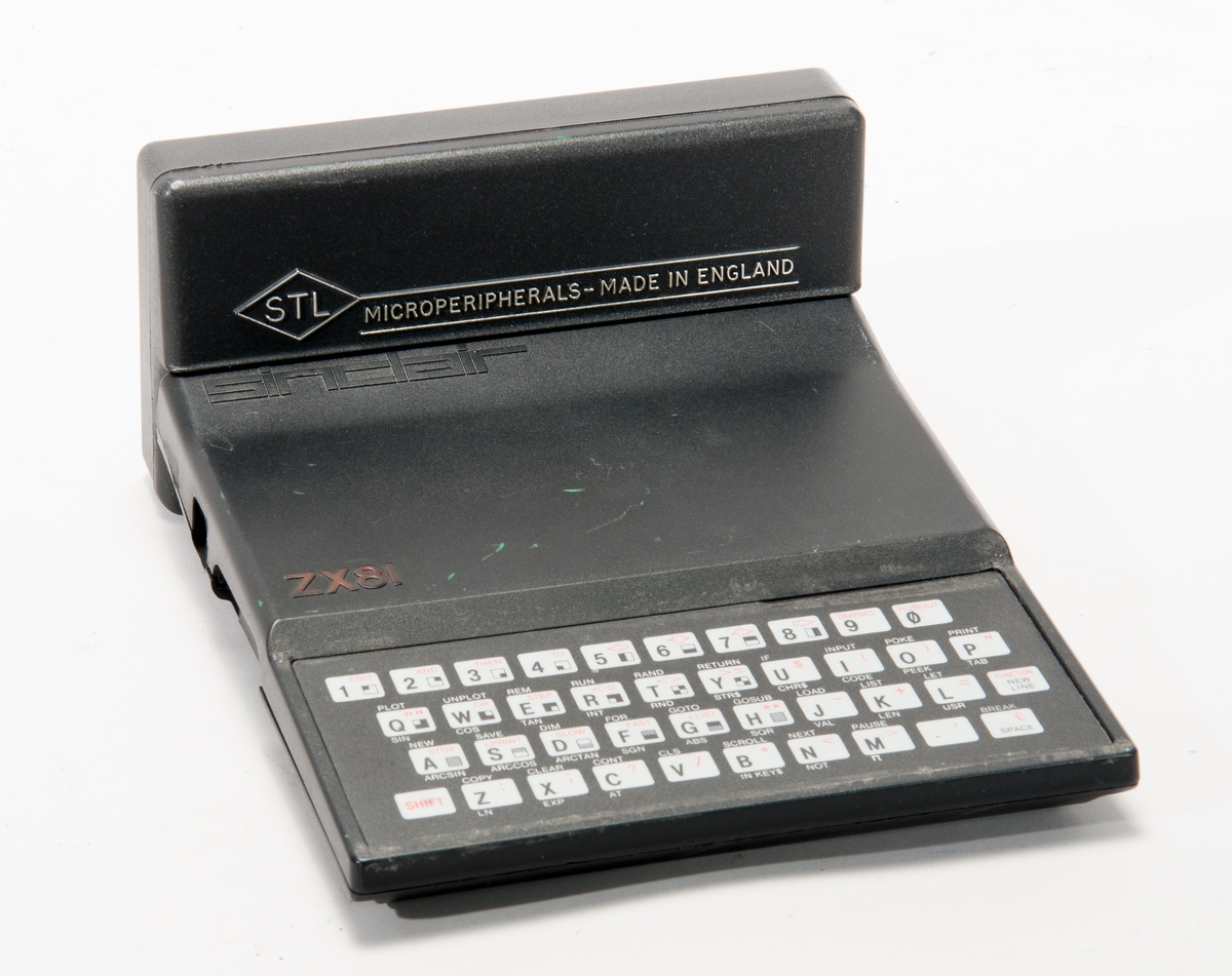 Hemdator Sinclair typ ZX81.
Med tillsats innehållande 128 K extra minne. Tillverkare STL Microperipherals, England.
