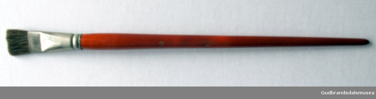 Lang rundskaftet pensel med gyllenbrunt skaft produsert av Habico.