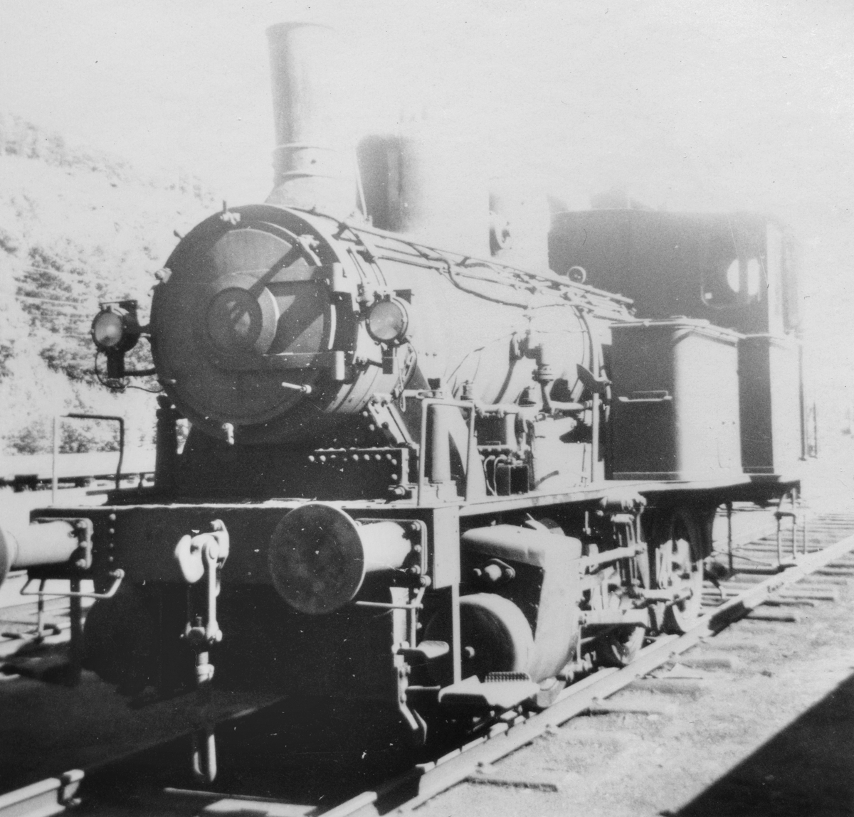 Damplokomotiv type 25a 307 hensatt på Krossen ved Kristiansand. Damplokomotiver ble erstattet av diesellokomotiver i skiftetjenesten.